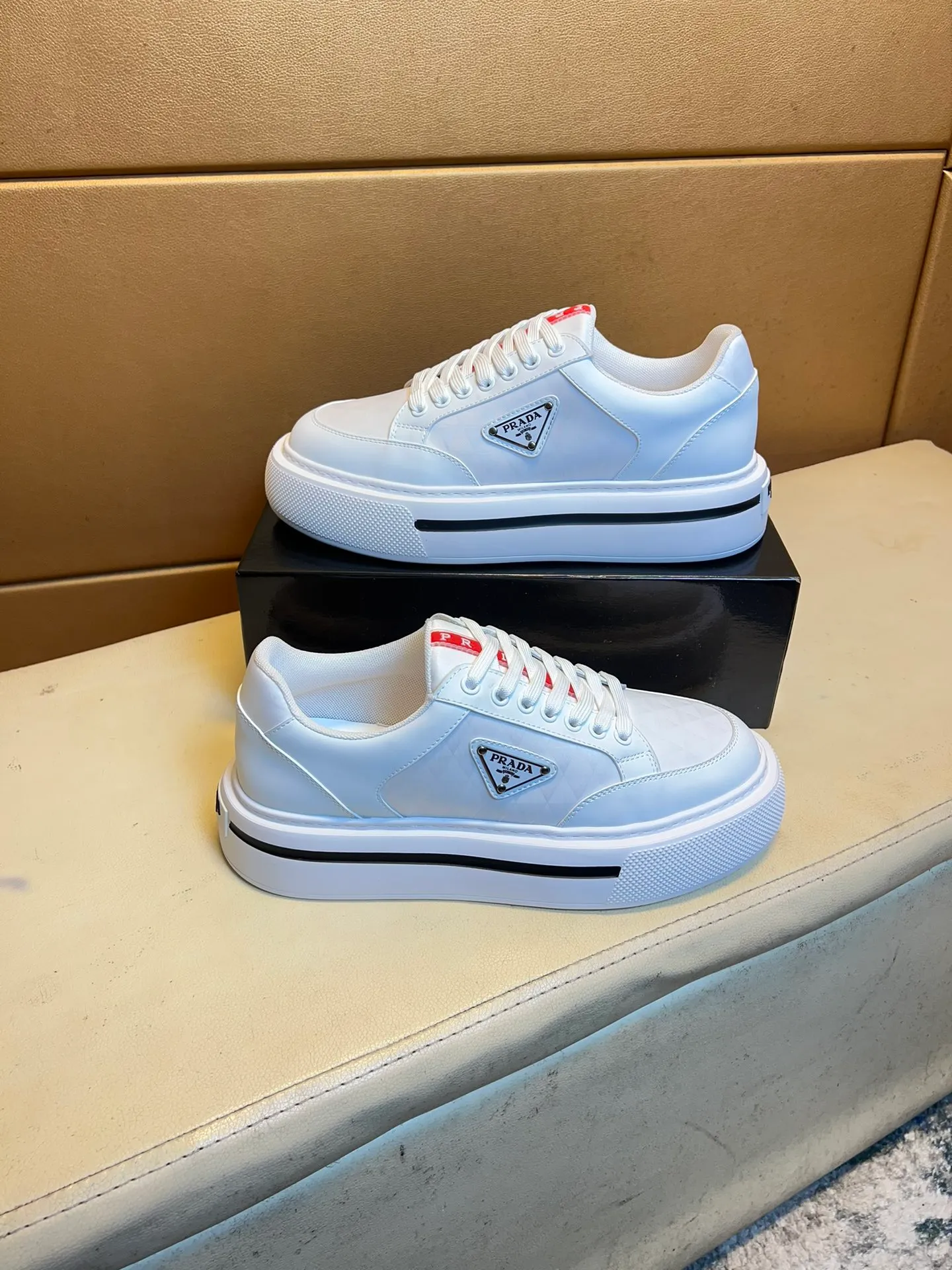pp560💰👑👑《PRADA》【Classic Original Version】Prada: Top 🔝 Purchasing Agent 🔍🔍Sold at the latest men’s counter simultaneously, imported high-quality original version from Italy 🇮🇹: 🔝Brand silk calfskin·Shoe height, brand logo·Brand high mercerized canvas cloth·Tongue screen printing Brand logo: Prominent (high-end, extravagance, class), exquisite workmanship (imported Italian 🇮🇹 water-based mesh lining, 🐂cowhide feet), soles: original soles specially provided by the original factory, double-layer movable molding: transparent air cushion bottom, environmentally friendly, wear-resistant, ultra-light, comfortable, 🌲🌲🌲, real-life photos 🎬The real ones are more beautiful Wide code number 38-44 (45 46 customized)